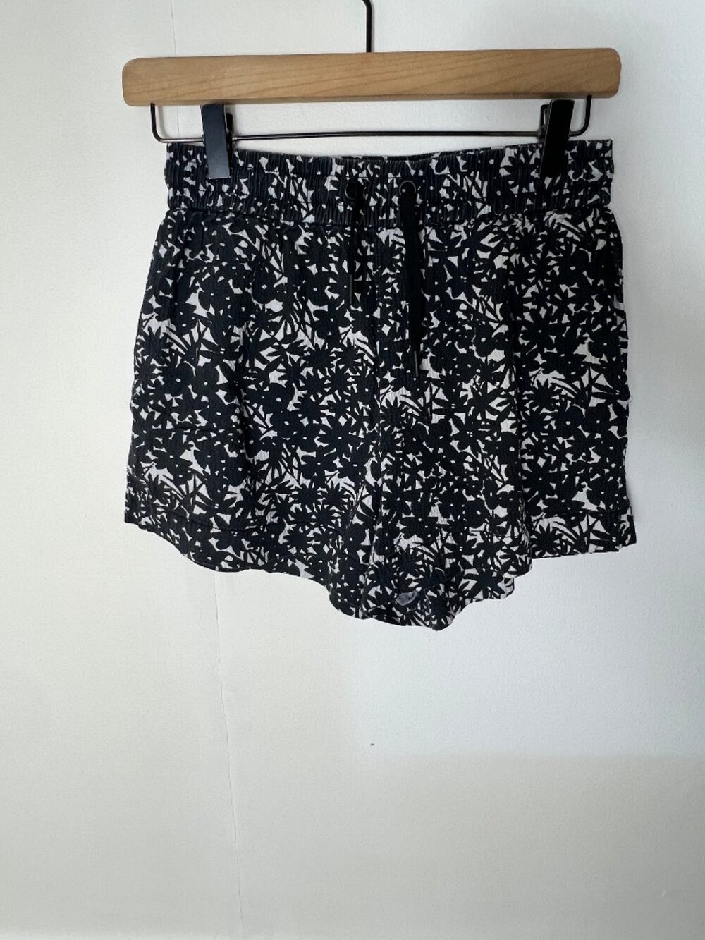 Everlane Women's Organic Cotton Seersucker Boxer Shorts in a black Size Small